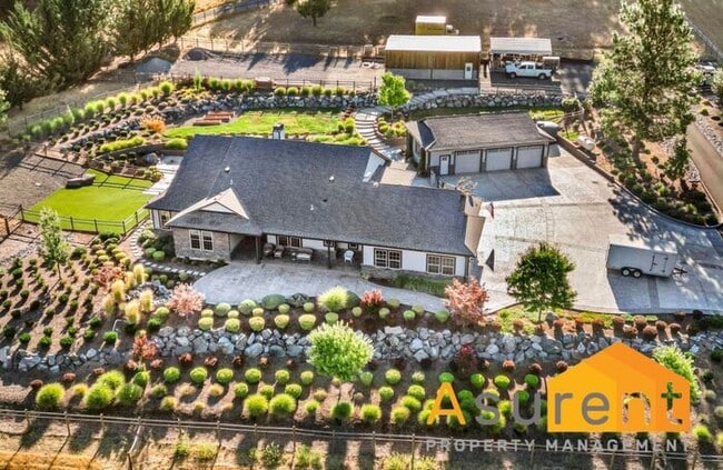 Building Photo - Peaceful Country Living- 3 Bedroom- 3 Full Bathroom Home in Rogue River