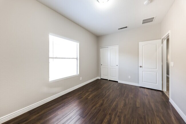 Building Photo - 13758 W Port Royale Ln