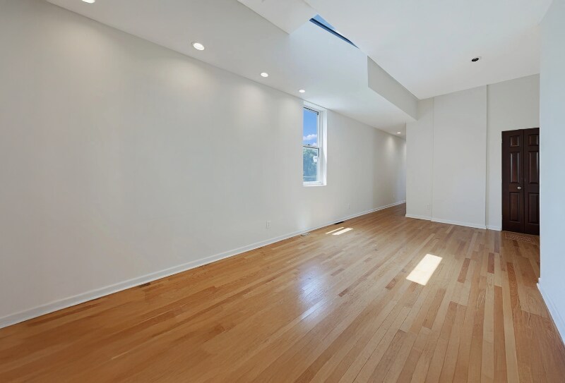 Building Photo - 4106 S Lake Park Ave