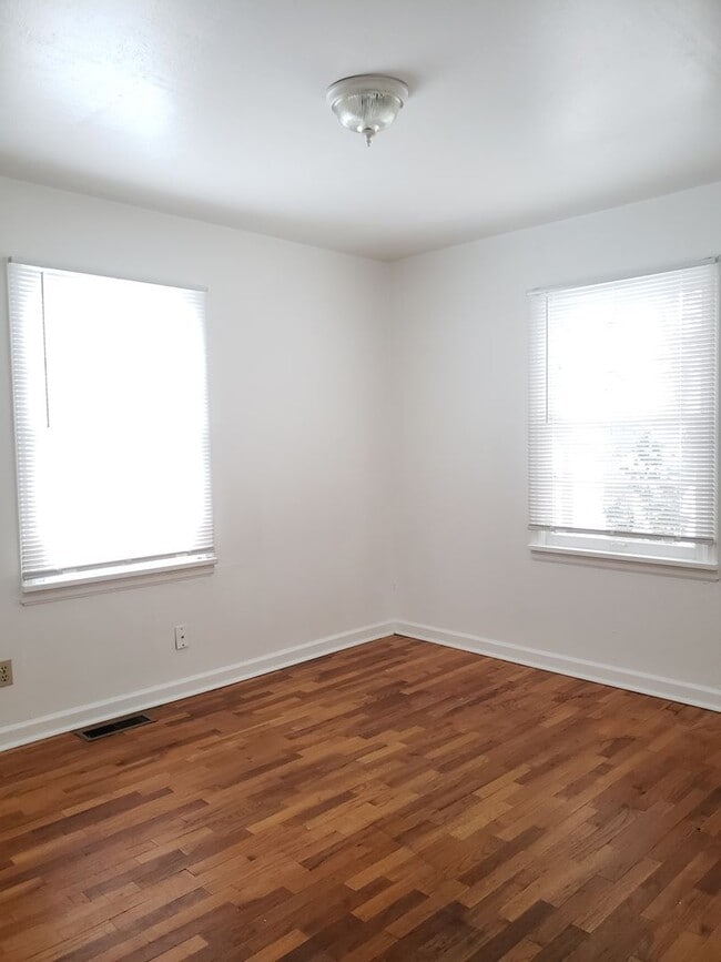 Building Photo - Pet Friendly 2 Bedroom Home Available Soon!