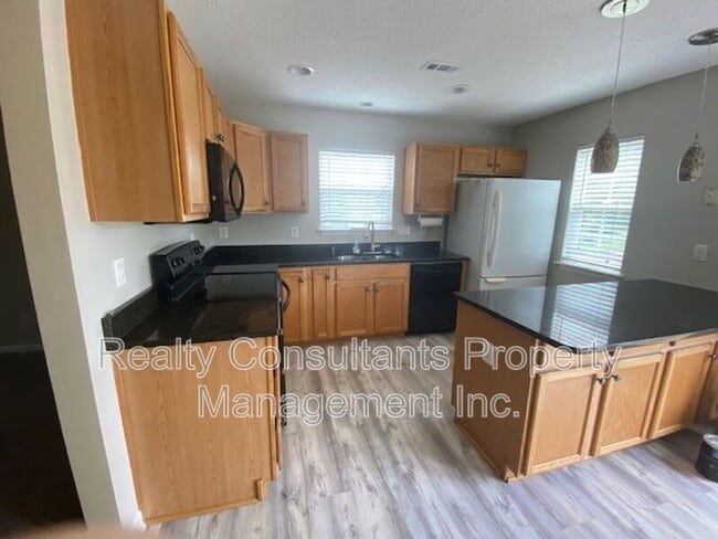 Building Photo - 96 Tannenbaum Cir