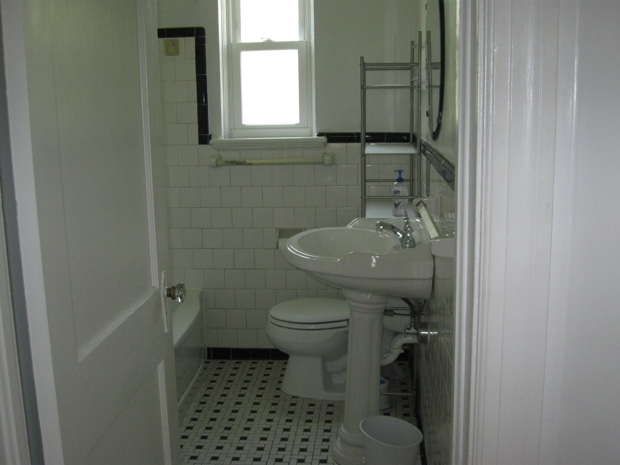 Building Photo - 3405 Cutshaw Ave