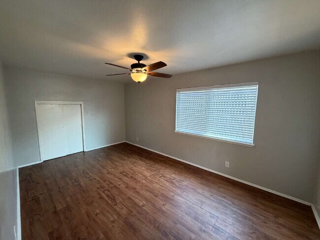 Building Photo - Charming 2 Bed / 1 Bath Back House – Utilities Included