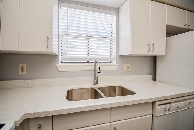 Building Photo - 3100 Walnut Bend Ln