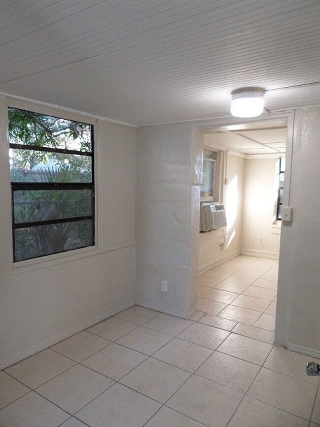 Building Photo - 2242 23rd Ave S