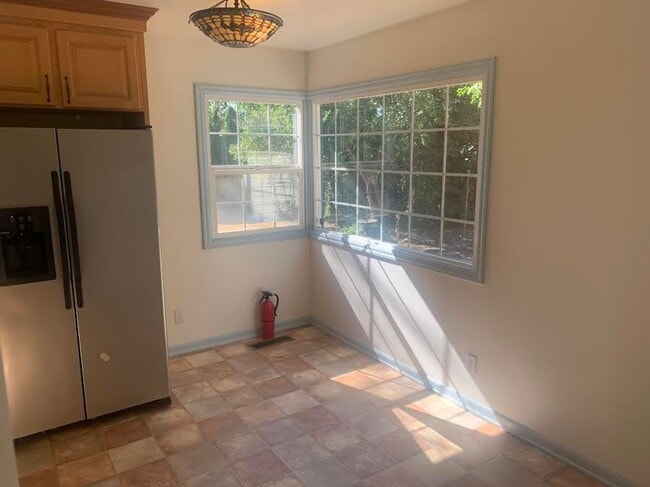 Building Photo - Colonial Style Home on Park-Like Grounds