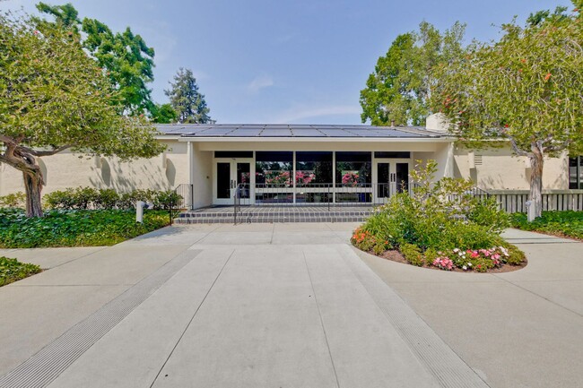 Building Photo - Lovely and Spacious 2BR 2.5BA Condo in Gre...