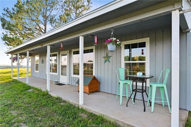 Building Photo - 7 acres with 5 bed, 3 bath less than 25 mi...