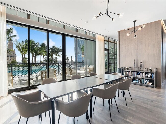 Building Photo - 601 NE 1st Ave