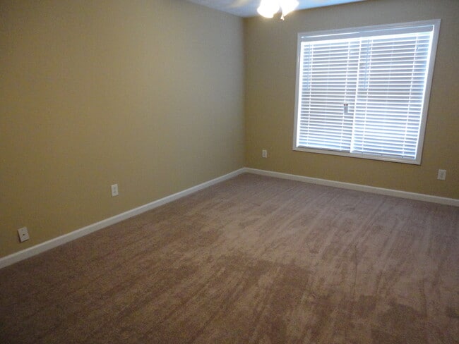 Building Photo - 2700 Kingstream Way SW