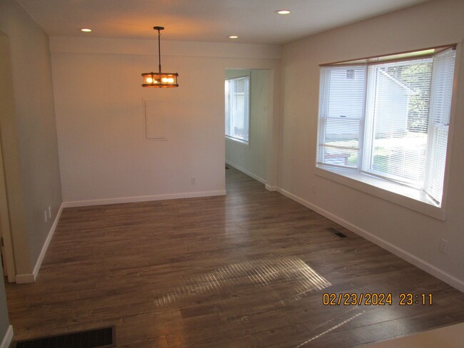 Building Photo - Tons of Space ! This remodeled 5 br + Offi...