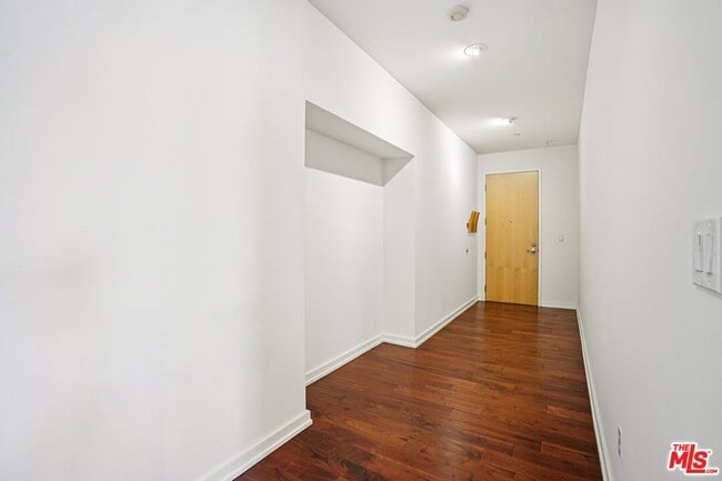 Building Photo - 801 S Grand Ave