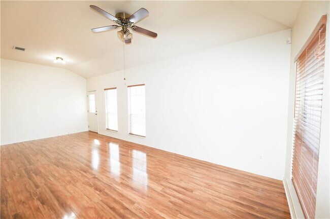 Building Photo - 611 Zennia St