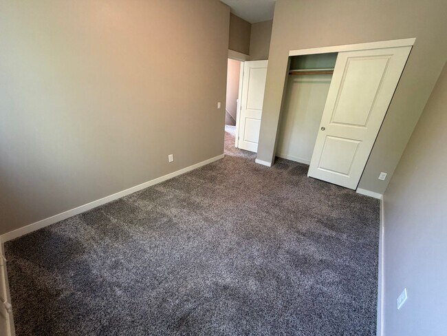 Building Photo - Beautifully Updated 3-Bed, 2.5-Bath Home in Prime Wilsonville Location! - Water/Sewer/Trash Included