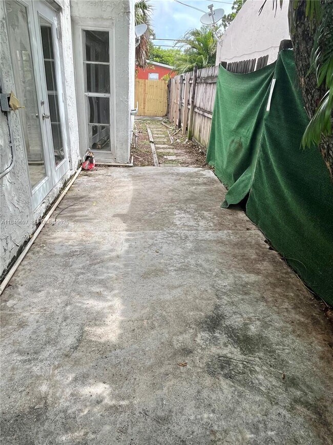 Building Photo - 2591 Riverland Dr