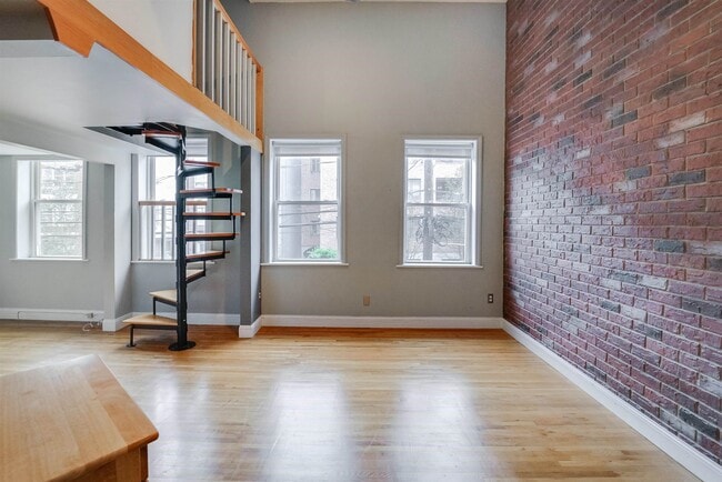 Building Photo - 519 Monroe St