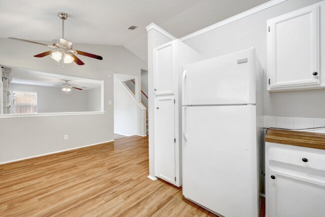 Building Photo - 2102 Bluebonnet Dr