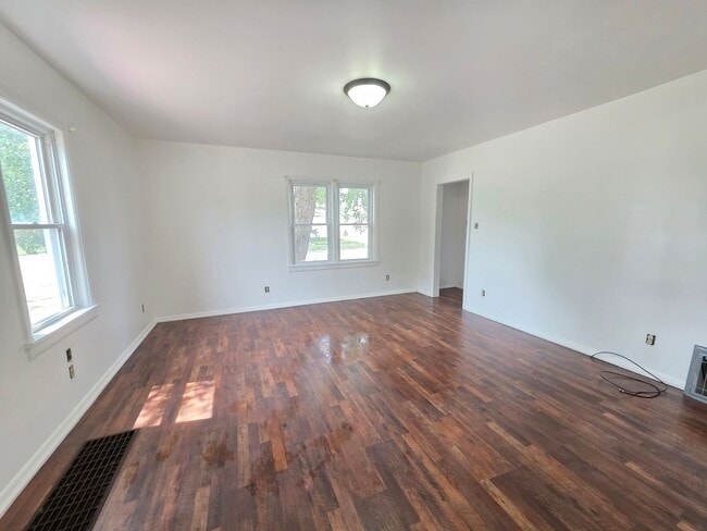 Building Photo - 4 Bed 2 Bath Single Family Home in Wiscons...
