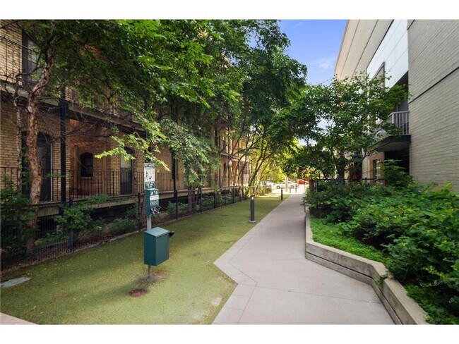 Building Photo - 929 Portland Ave