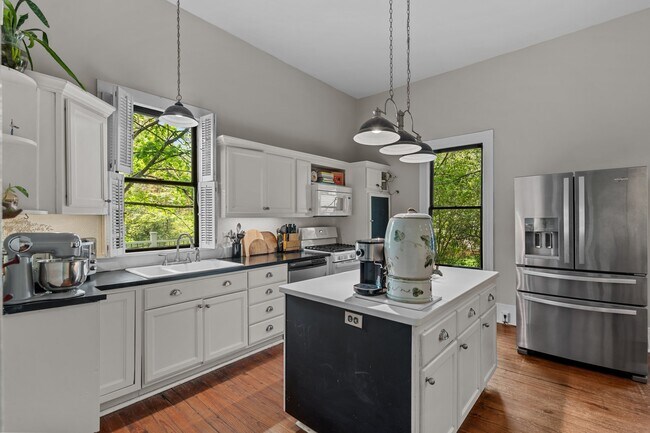 Building Photo - 802 N Poplar St