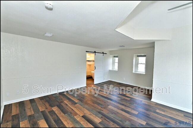Building Photo - 529 Castlerock Ln