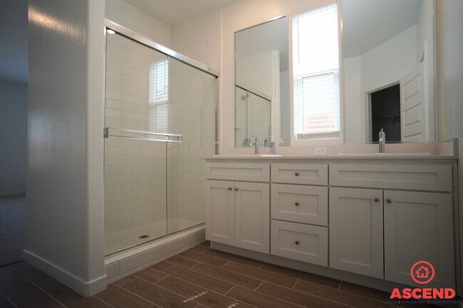 Building Photo - Beautiful New Home Off Gosford and McCutchen!