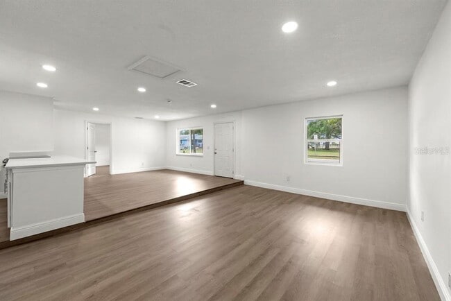 Building Photo - 1087 Swan St