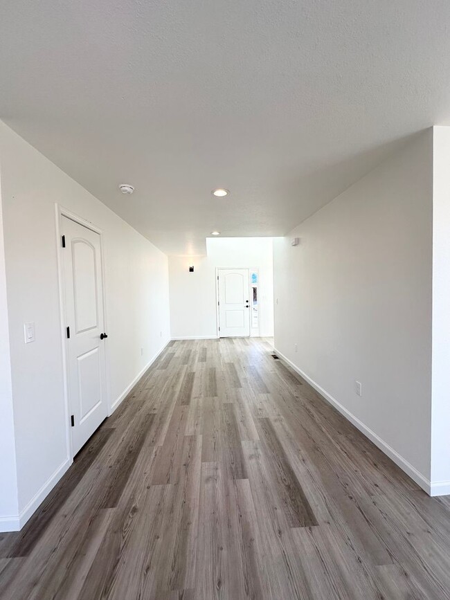 Building Photo - Half off first month's rent with 1 year le...