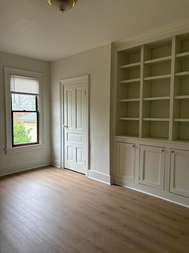 Building Photo - 201 Oak St