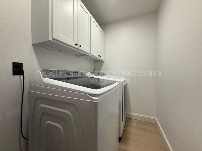 Building Photo - 429 E Greenway Dr