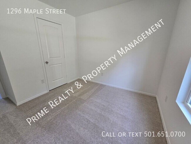 Building Photo - 1296 Maple St