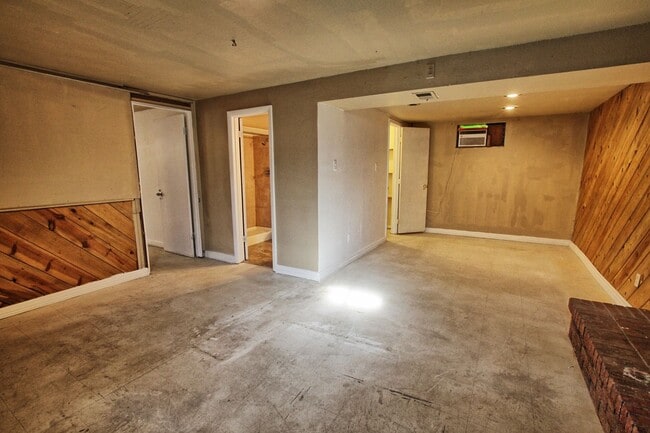 Building Photo - 3 bed 1 and 3/4 bath ranch home