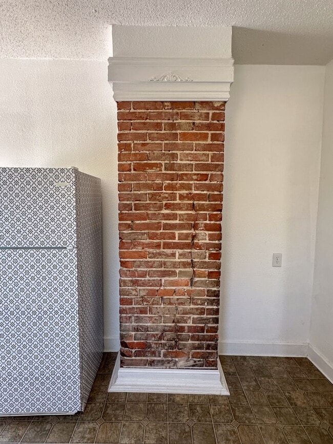 Building Photo - Charming 2-Bed, 1-Bath Duplex Near MSU and Downtown