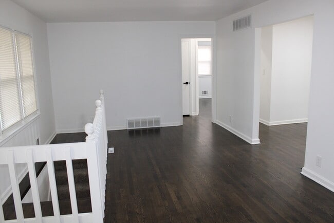 Building Photo - Newly rehabbed 3 bed - 2 full bath in Glad...