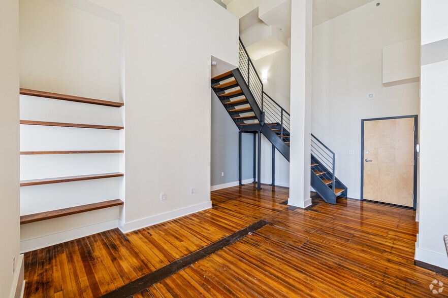2BR, 2BA - 991SF - Living Room - The Edison