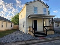 Building Photo - 3 bedroom 2 bath house