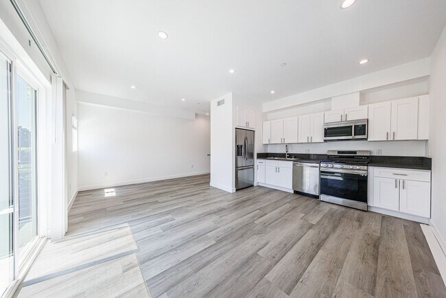 Building Photo - 3015 Alsace Ave