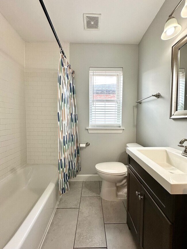Building Photo - 4633-4635-4635 Jamieson Ave