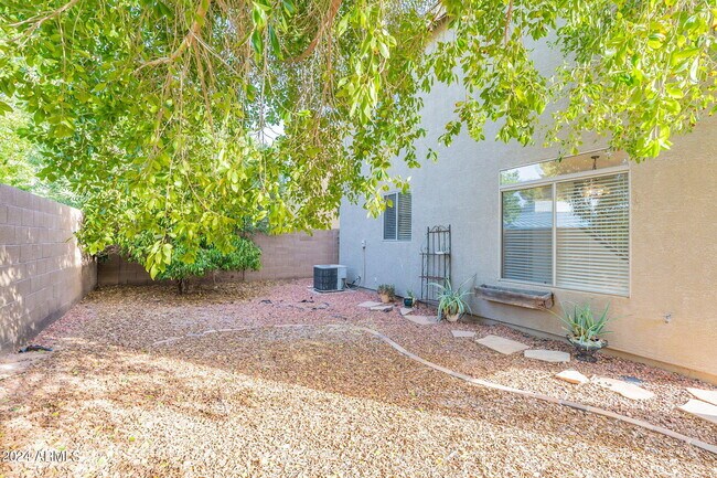 Building Photo - 1078 E Saragosa St