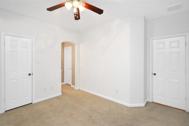 Building Photo - 10 E Artist Grove Cir