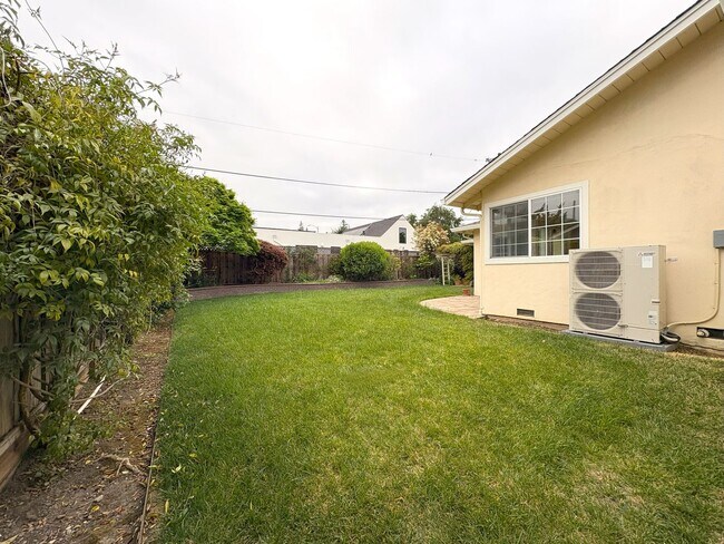 Building Photo - Beautifully Updated 4-Bedroom Home in Prime Mountain View Location!