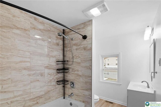 Building Photo - 921 Ridge St