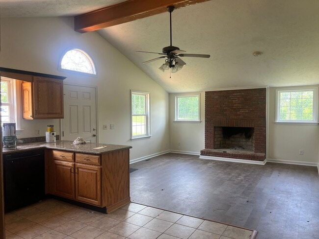 Building Photo - Very Nice 4 bedroom near Tri Cities Airpor...