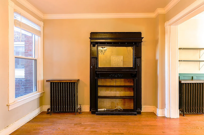 Building Photo - Fully Renovated 3 BR/1.5 BA Apartment in C...