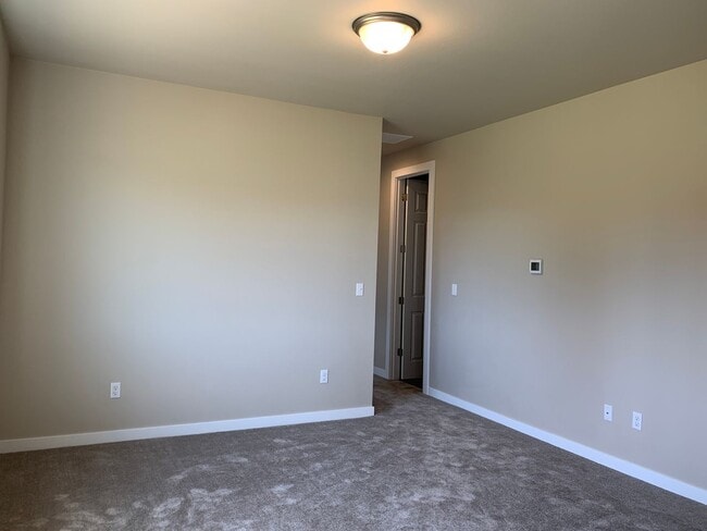 Building Photo - COMING VACANT END OF JUNE -EZ life Townhom...