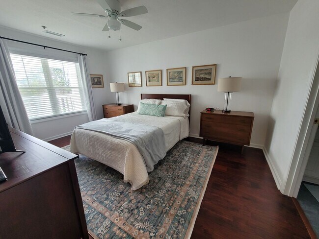 Building Photo - Welcome to our stunning 3-bedroom, 2-bathroom condo located in the beautiful city of Wilmington, NC.