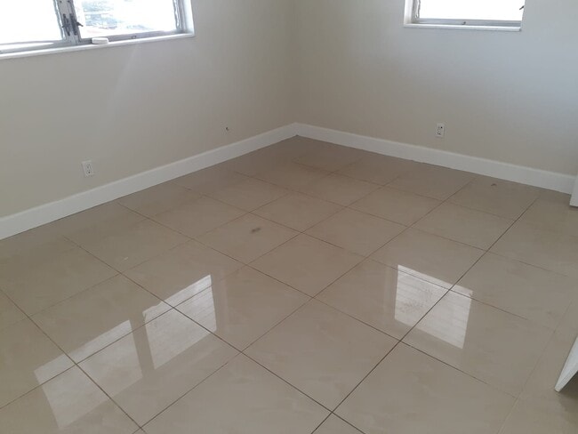 Building Photo - 223 SW 14th Pl