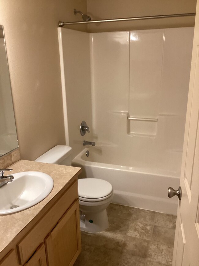 Building Photo - 1335-1335 NE Del Norte Ave