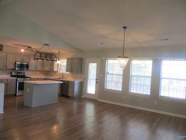 Building Photo - 105 Royalty Ct
