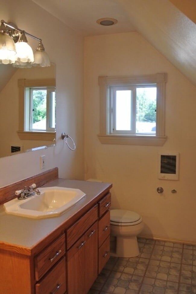Building Photo - Bright and Spacious Second Story One-Bedroom Apartment in Prime Location!